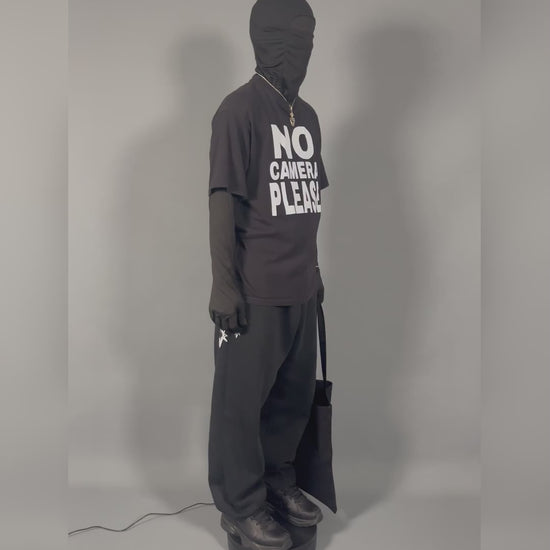 NO CAMERA PLEASE TEE — vidéo du t-shirt porté par un modèle, avec le tote bag assorti, sur.écoute