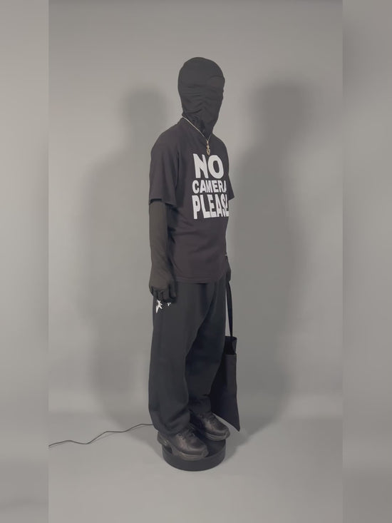 NO CAMERA PLEASE TEE — vidéo du t-shirt porté par un modèle, avec le tote bag assorti, sur.écoute