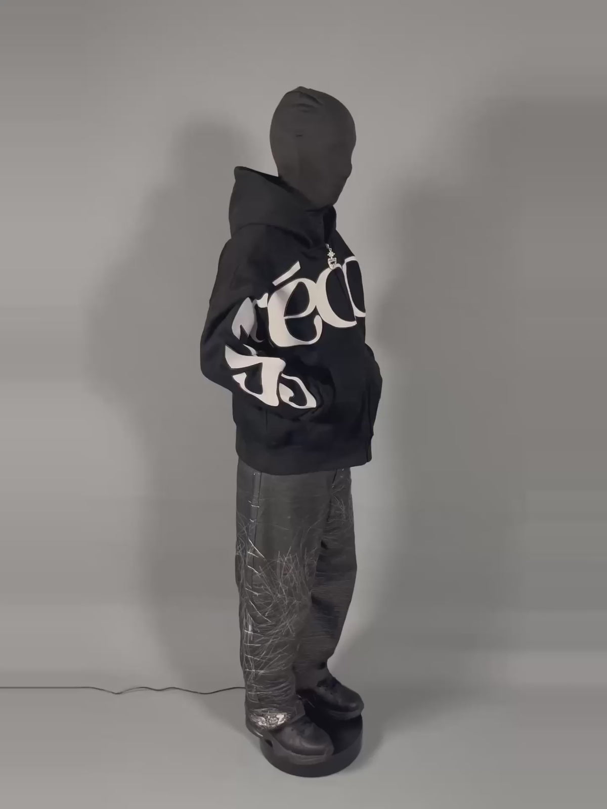 STAR HOODIE — vidéo du sweat à capuche zippé et de sa broderie