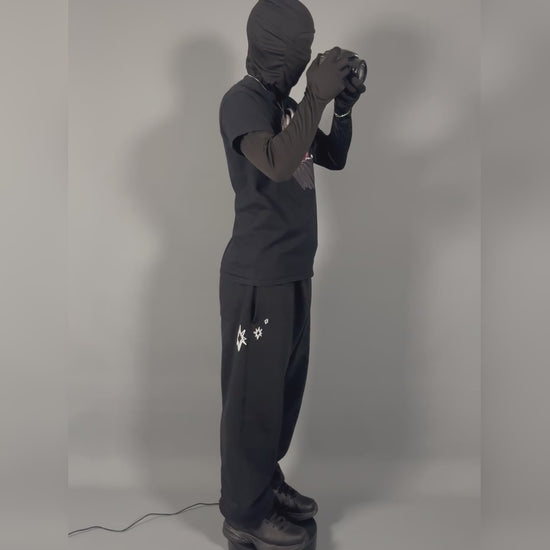 vidéo du STAR JOGGING sur.écoute porté par un modèle, sur fond uni gris