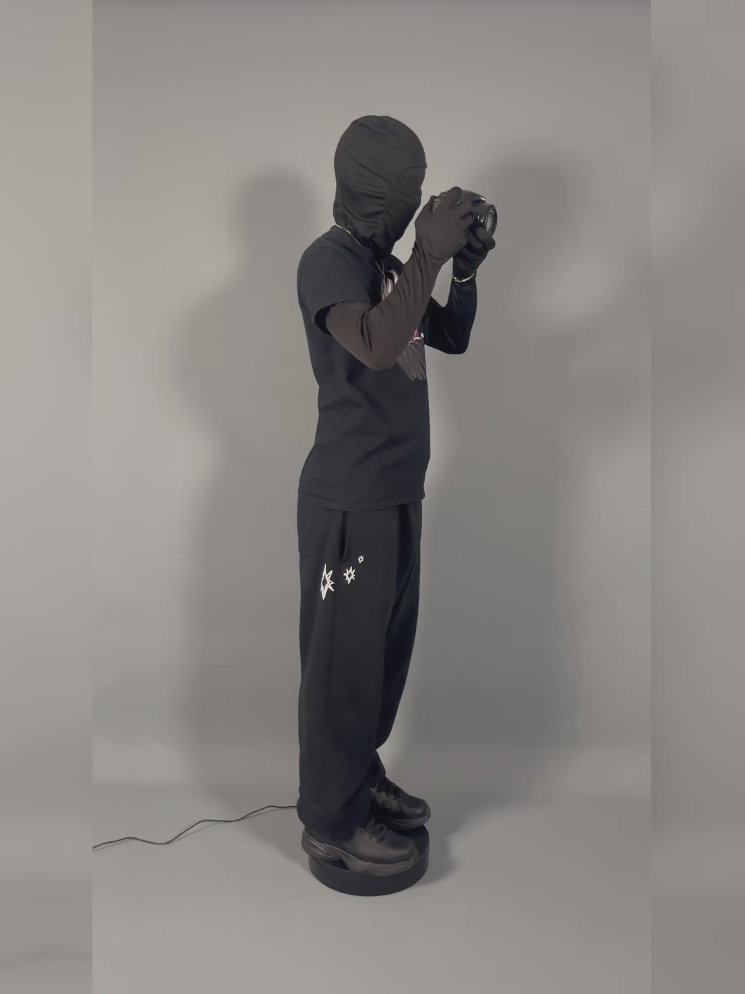vidéo du STAR JOGGING sur.écoute porté par un modèle, sur fond uni gris
